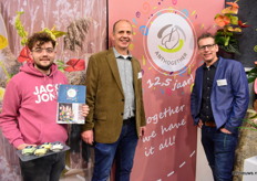 Jens Kool, Marco Oosterom en Klaas van der Spek vieren het 12,5 jaar bestaan van Anthogether. Anthogether bestaat uit 5 kwekerijen die in totaal meer dan 80 soorten Anthuriums kweken. Van groot naar kleinbloemig en van wit tot zwarte bloem wordt er een breed assortiment gekweekt.